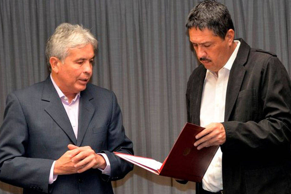 Wilmar Castro entrega propuesta de Dicom a Ramón Lobo