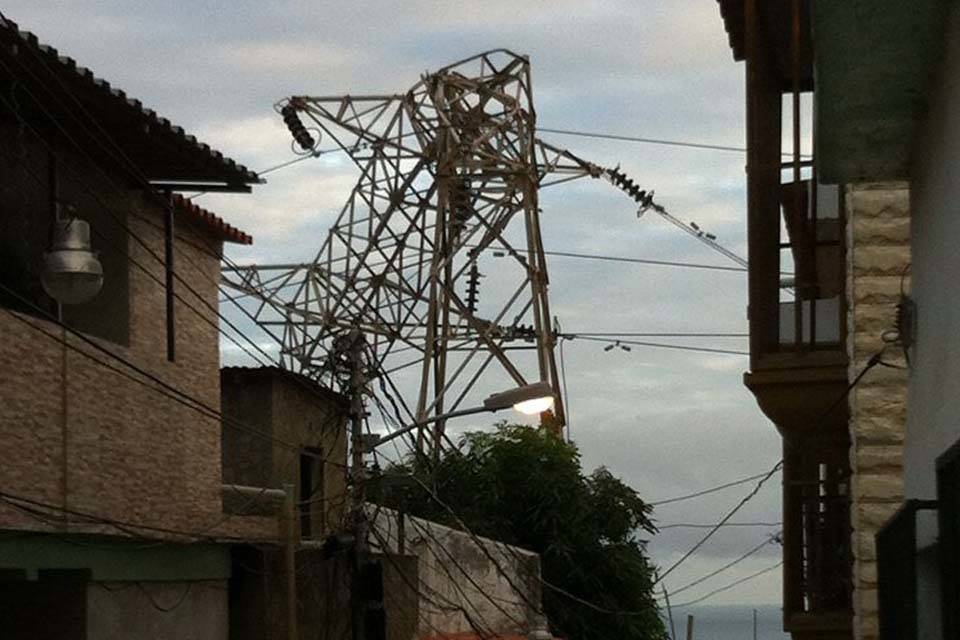 Torre eléctrica colapsada en Vargas