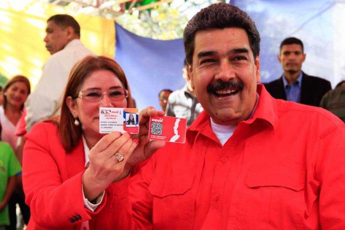 Nicolás Maduro Cilia Flores carnet del PSUV