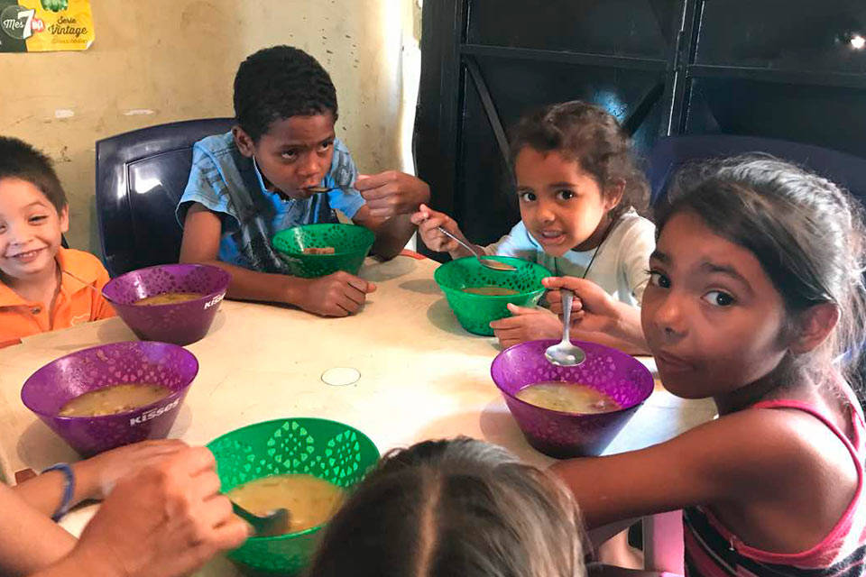 Niños comiendo. Foto: Roberto Patiño