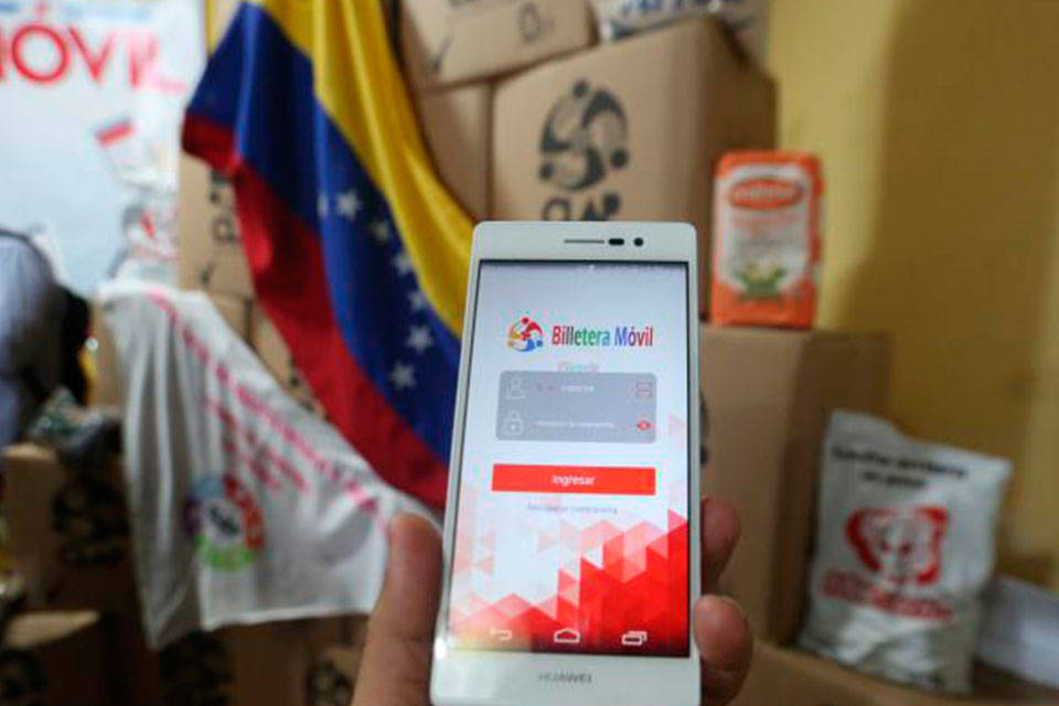 Clap y carnet de la patria. Foto: YVKE Mundial