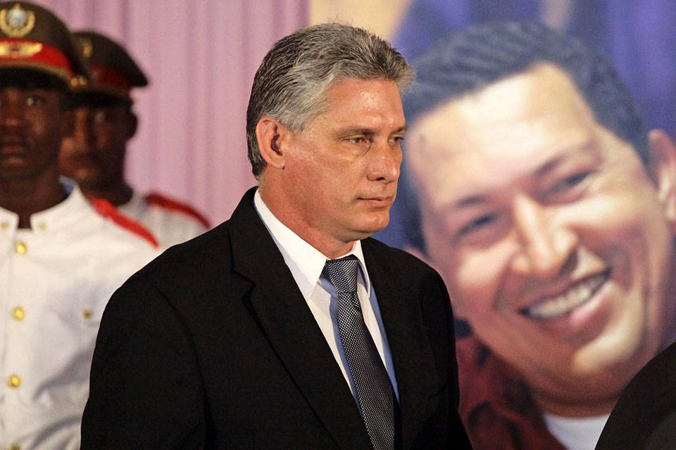 Miguel Díaz Canel con imagen de Chávez