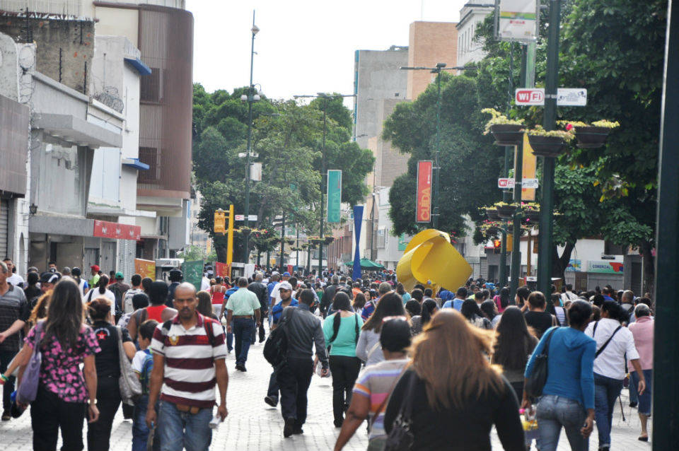 Gente caminando en Caracas - TalCual
