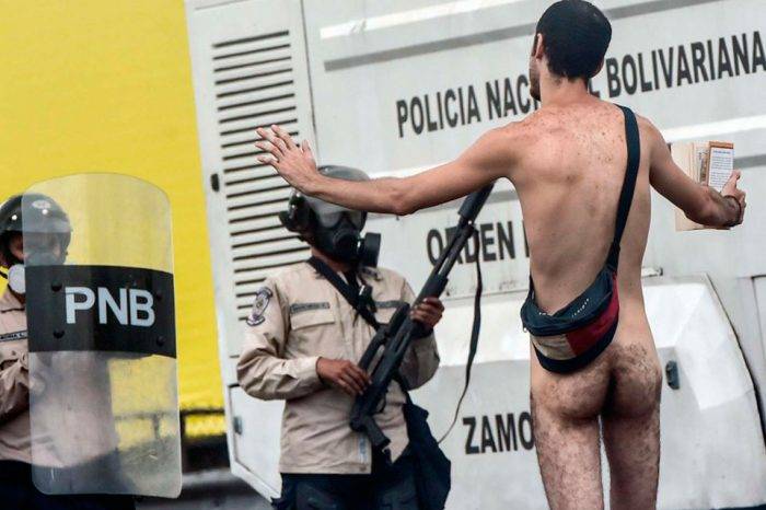 Venezolano al desnudo. Foto: AFP