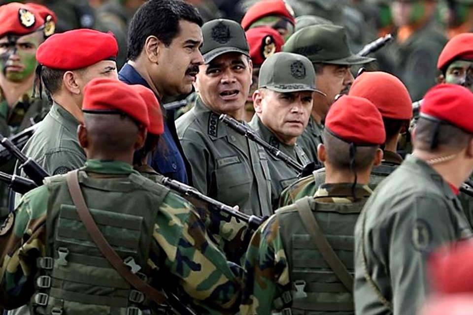 Maduro entre Militares