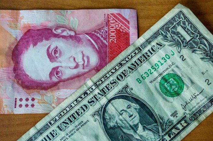 El bolívar se deprecia 52,07 % frente al dólar
