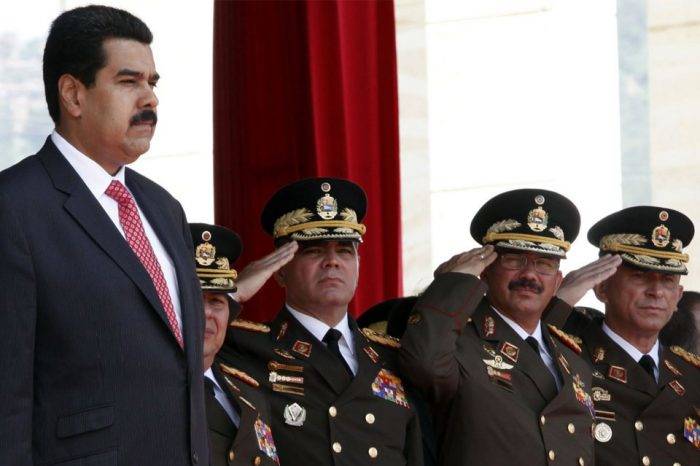 Nicolás Maduro y militares. Foto: Libertad Digital
