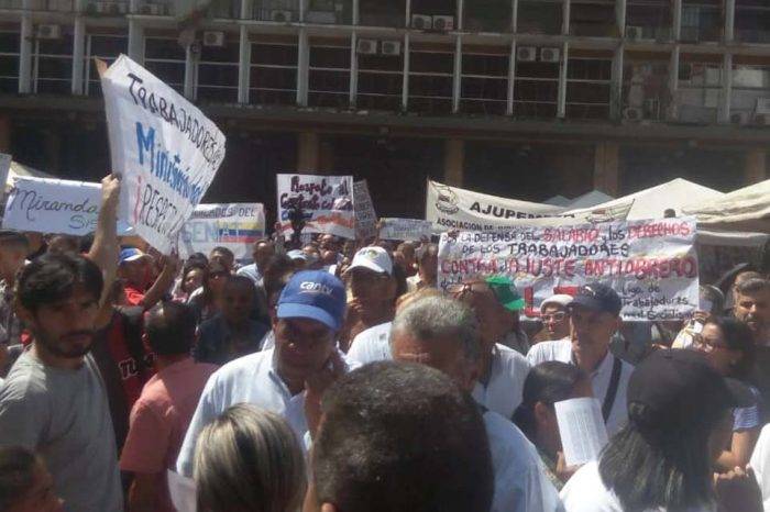 Protestas trabajadores Plaza Caracas