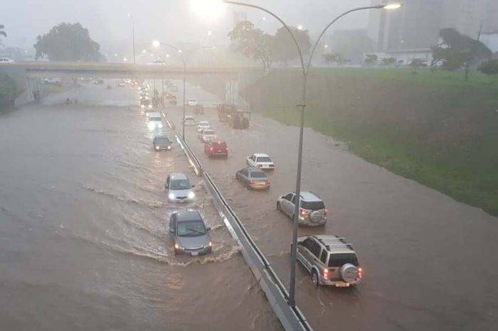 autopista Francisco Fajardo inundaciones