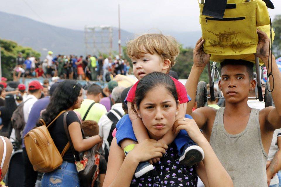 Centenares de venezolanos rompen bloqueo en principal puente con Colombia Cúcuta