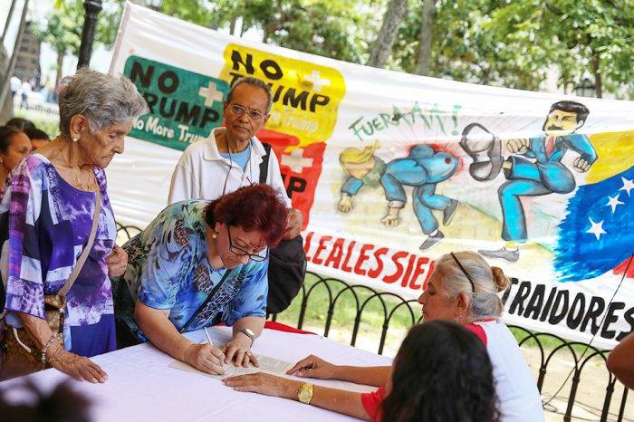 A paso “lento y contento” los chavistas firman contra orden ejecutiva de Trump