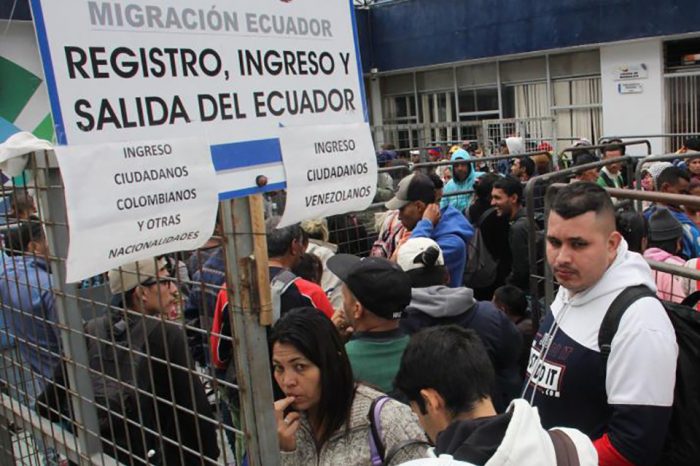 Policía colombiana toma frontera con Ecuador