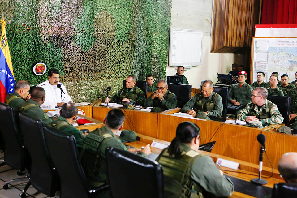 Maduro reprime a las fuerzas de seguridad para mantener control, apunta un artículo del diario estadounidense New York Times que señala que hay 117 oficiales, entre activos y retirados, detenidos en cárceles venezolanas