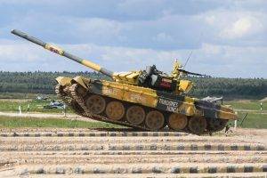 Militares venezolanos compiten en biatlón de tanques en Rusia... Con barra incluida