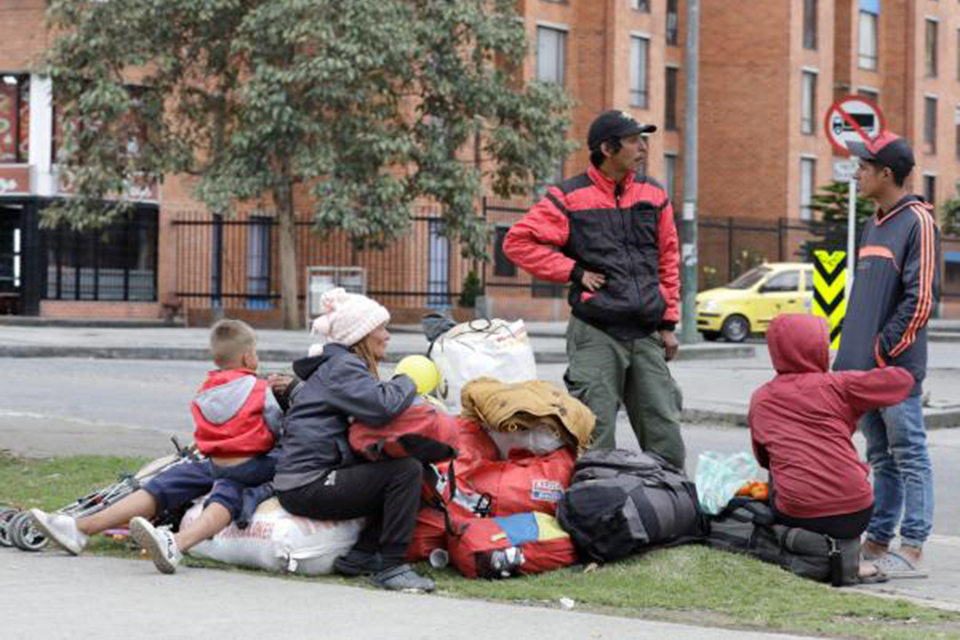 Al menos 20 familias venezolanas se mantienen a la intemperie en Bogotá