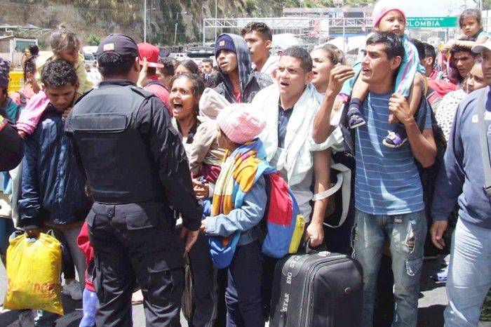 Emigrantes venezolanos desbloquean frontera de Ecuador y Colombia