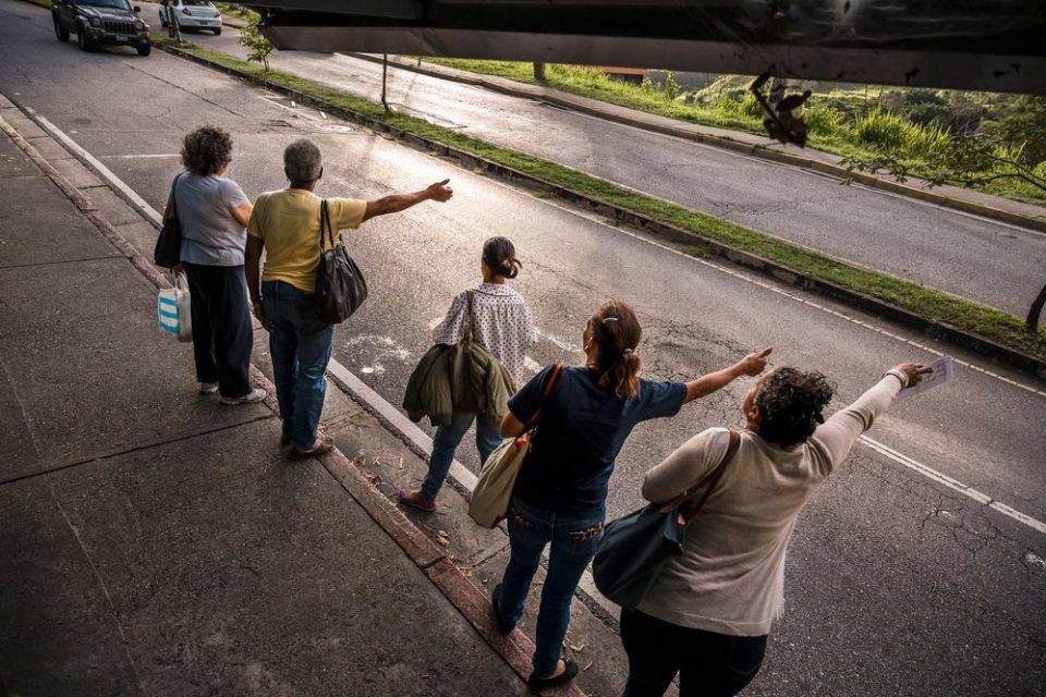 Hasta los abogados piden "colitas" en Caracas