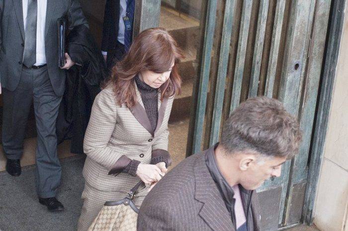 Juez argentino envía a juicio oral a Cristina Kirchner acusada de sobornos