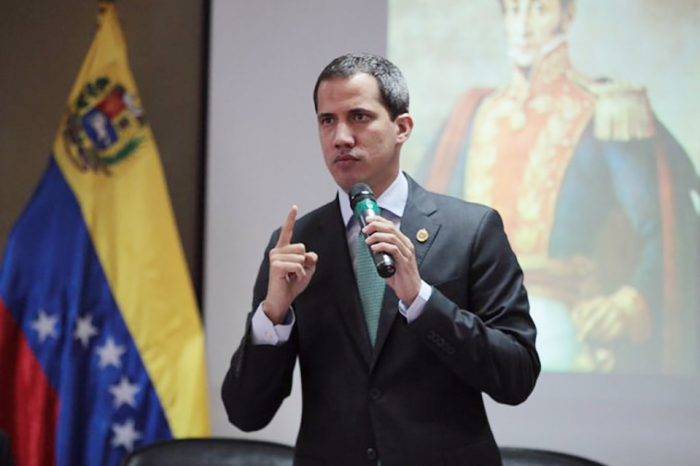 Guaidó dice que será mandatario interino "hasta lograr una elección" gobierno interino