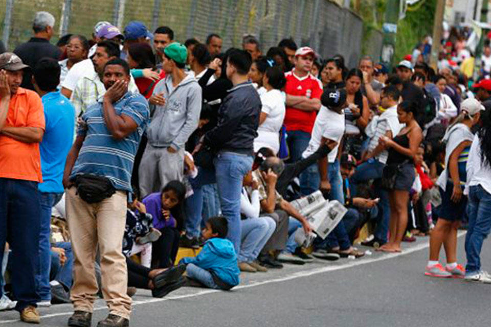 Pueblo venezolano en cola comprando alimentos