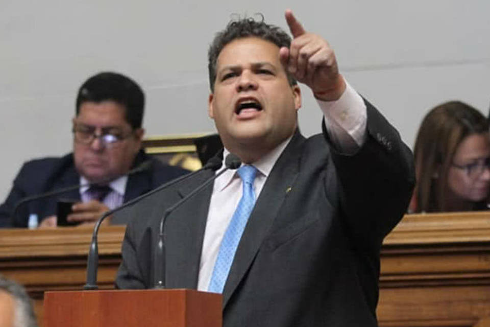 Diputado Franco Casella se fuga de Venezuela