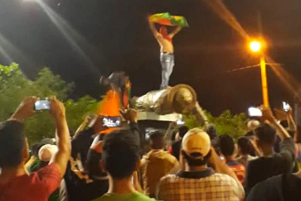 Derribaron una estatua de Hugo Chávez durante protesta en Bolivia