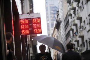 Endurecen cepo al dólar en Argentina tras triunfo peronista