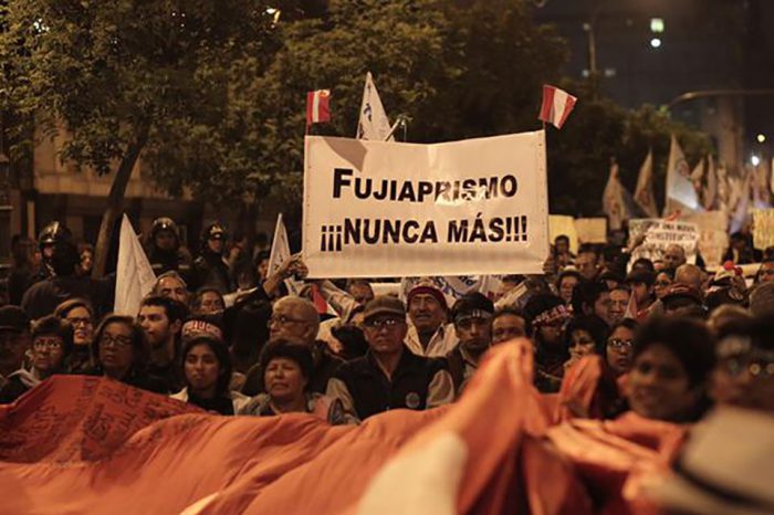 Miles de peruanos marcharon en respaldo al cierre del Congreso