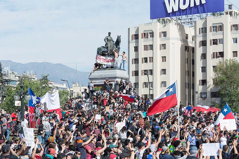 Estallido social en Chile no cede y huelga general llega a su segundo día