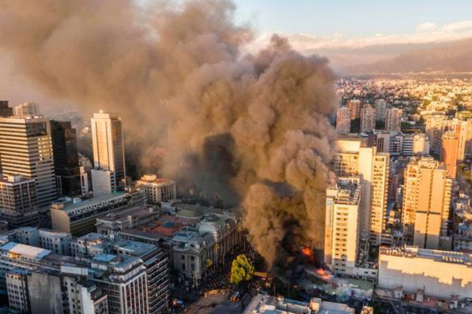 Las protestas mantienen a Chile en llamas. En la capital Santiago se desató un voraz incendio cerca del Palacio de la Moneda