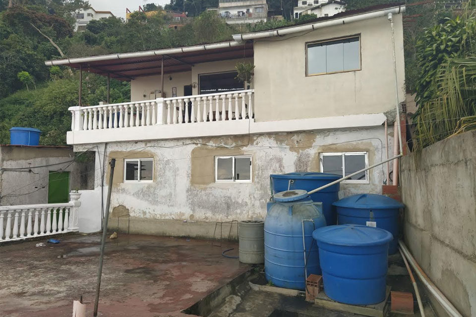 Vecinos de El Junquito deben llenar sus tanques con agua de lluvia