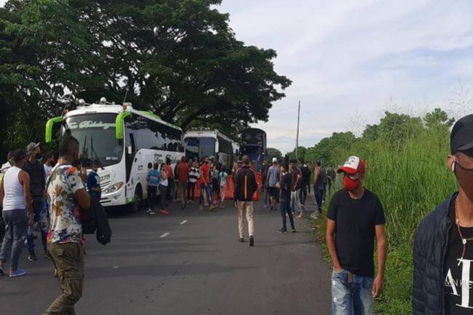 buses_con_venezolanos._foto._policia vía cúcuta