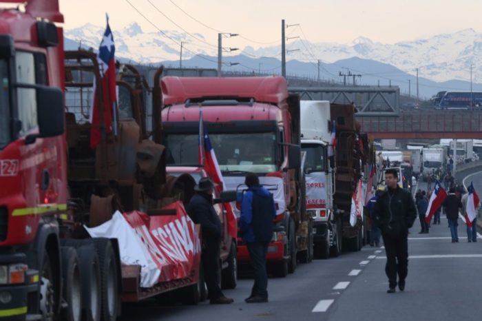 Camioneros amenazan con iniciar el jueves una huelga nacional en Chile