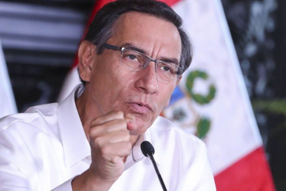 Parlamento de Perú destituyó al presidente Vizcarra de su cargo por "incapacidad moral"