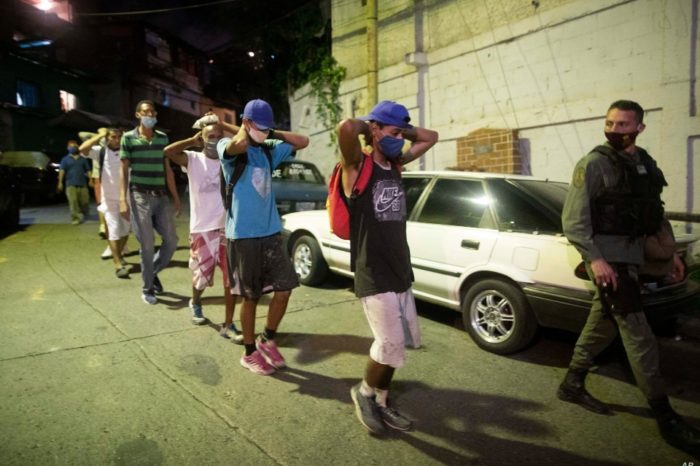 VOA AP bandas policia Venezuela