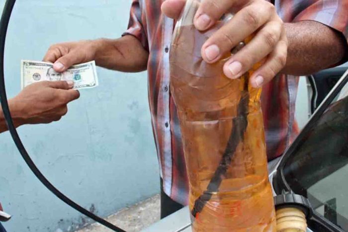 Venta ilegal de gasolina en Zulia