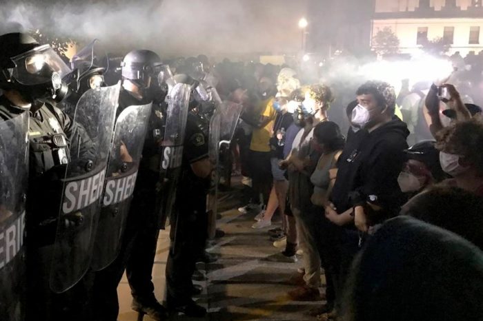 Protestan en Wisconsin luego de que policía disparara a afroamericano