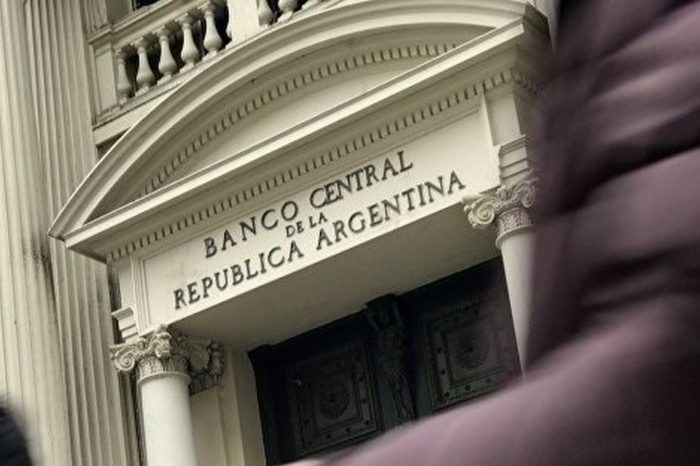 Argentina aumentó restricciones para acceso a dólares al cambio oficial