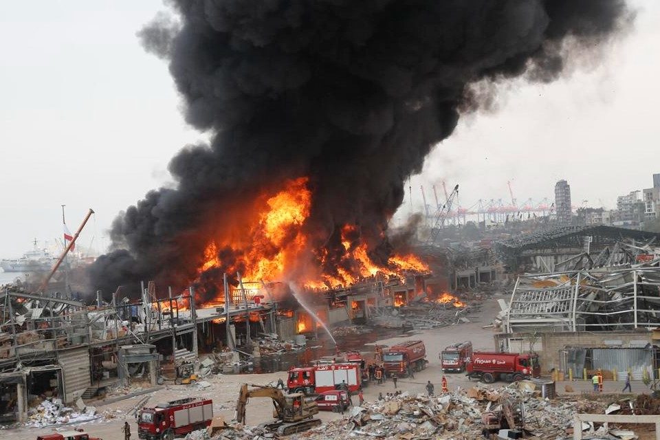 Gran incendio en puerto de Beirut destruyó ayuda humanitaria