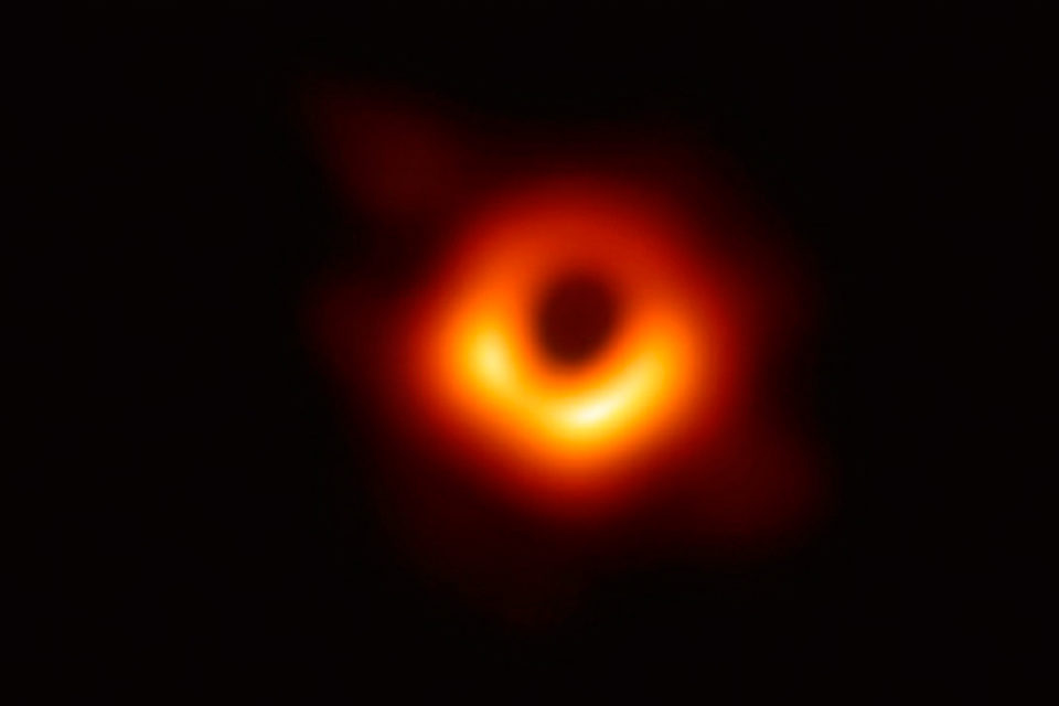 Los agujeros negros del espacio infinito