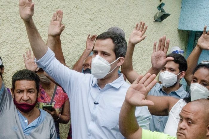 Guaidó continúa los casa por casa en busca de votos para la consulta