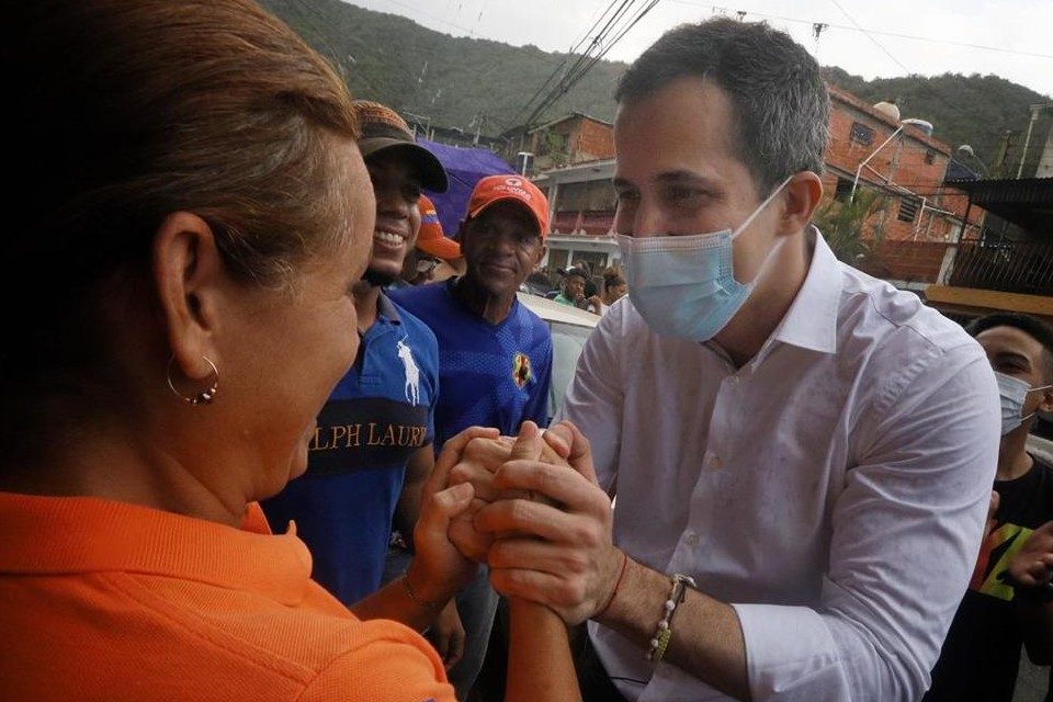 Guaidó pide participar en consulta popular durante recorrido por Vargas