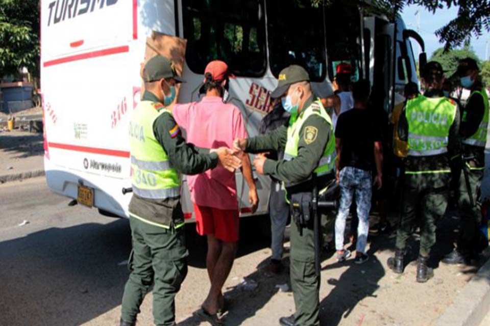 Migrantes detenidos por violar covid-19