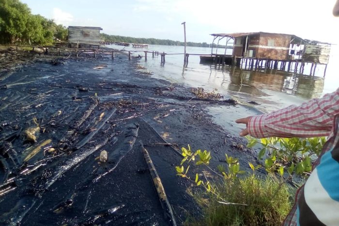 En Zulia el petróleo ya no sale en barriles pero sí brota en calles y playas