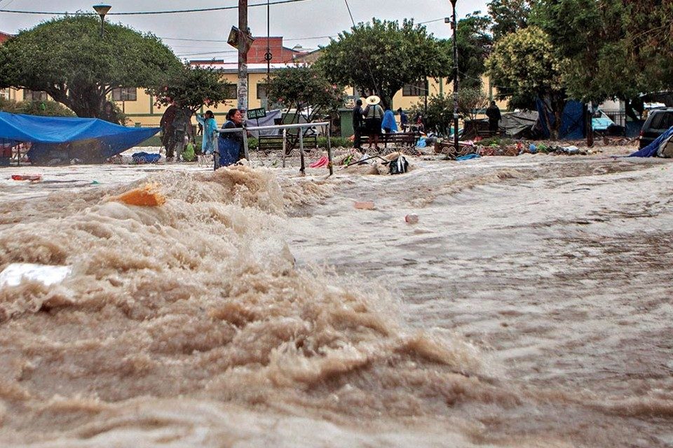 Cuatro fallecidos tras fuertes lluvias y granizo en capital de Bolivia