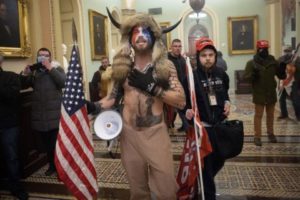 Jake Angeli, conocido por los seguidores como QAnon Shaman