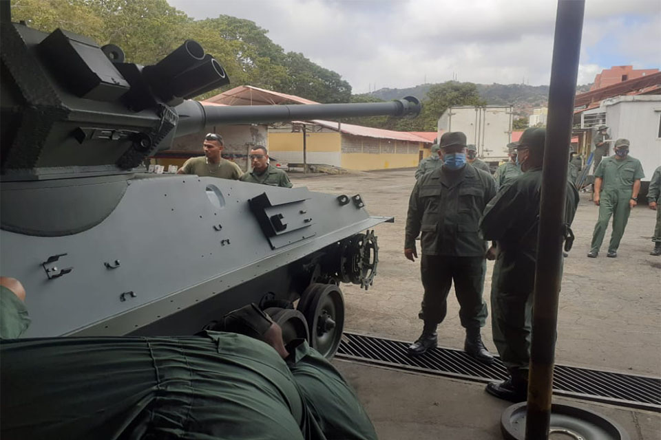 Soldados participan en mantenimiento de sistemas de armas del Ejército