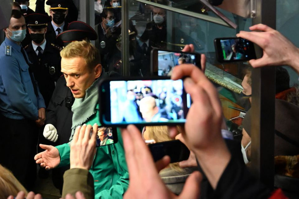 Principal crítico de Putin, Alexei Navalny, arrestado al regresar a Rusia