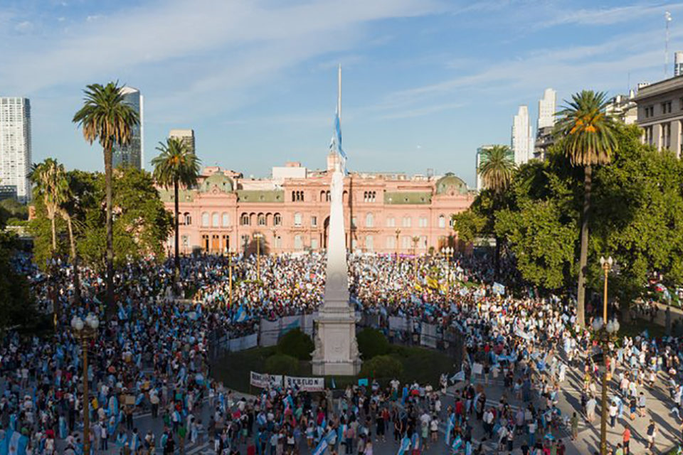 Miles de argentinos protestan en rechazo a las vacunaciones VIP