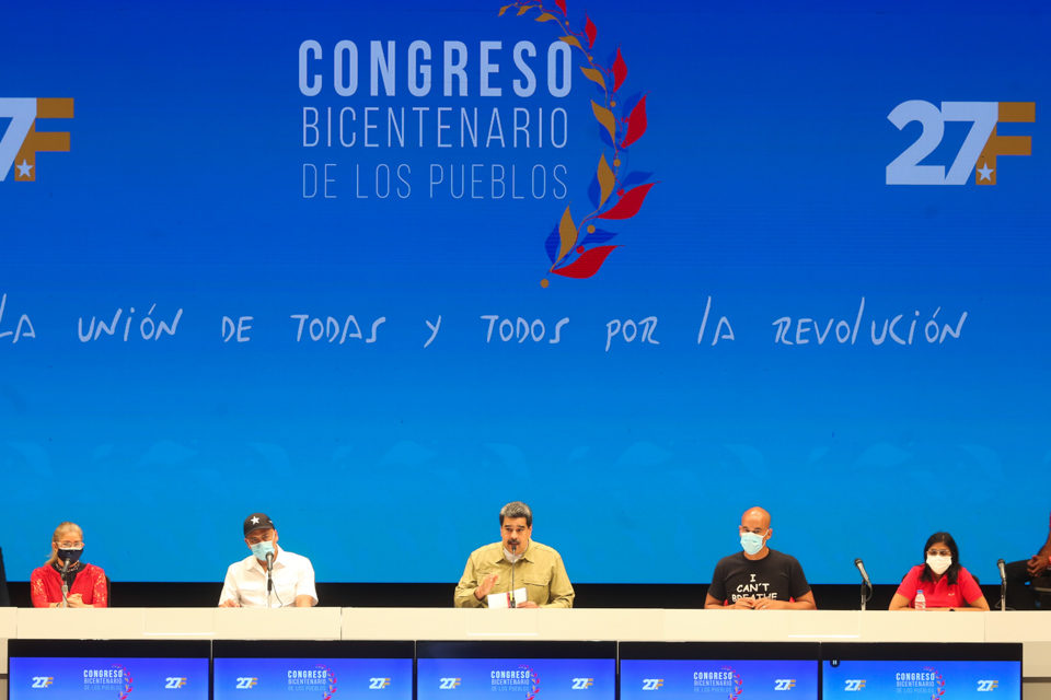 Maduro pone "bajo revisión" todas las relaciones con España